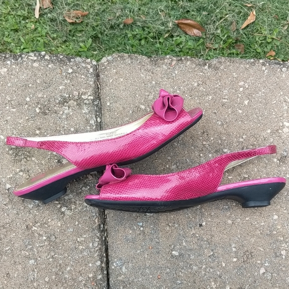 Anne Klein pink sandals with bow - Picture 2 of 4